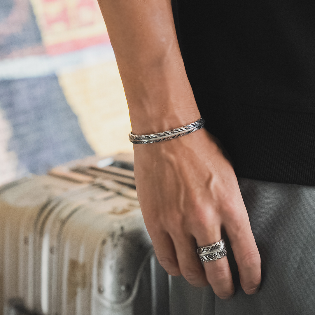 INTELLECTUAL FEATHER BANGLE / XB-008
