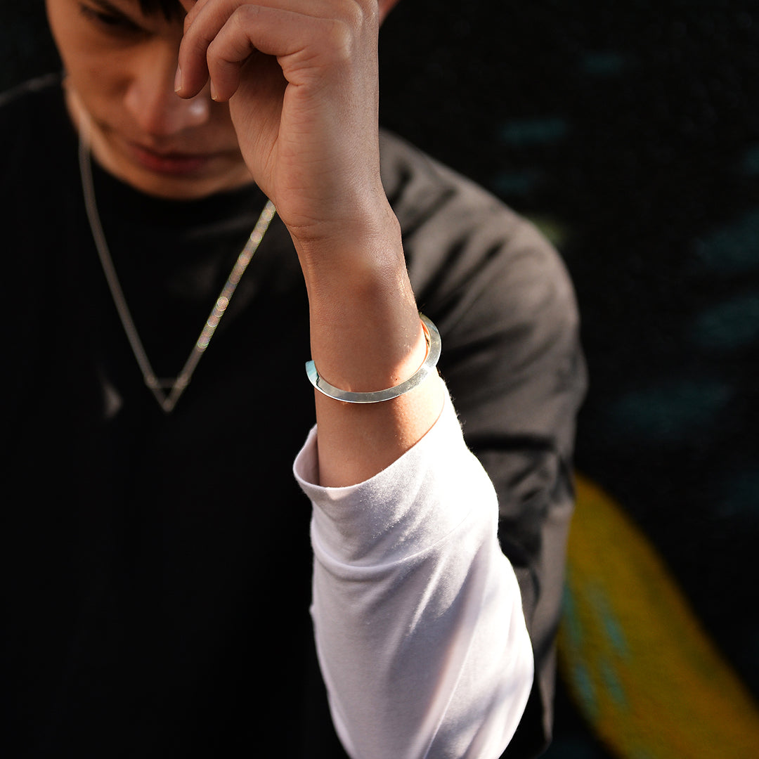 FINE TRIANGLE WIRE BANGLE / FB-001