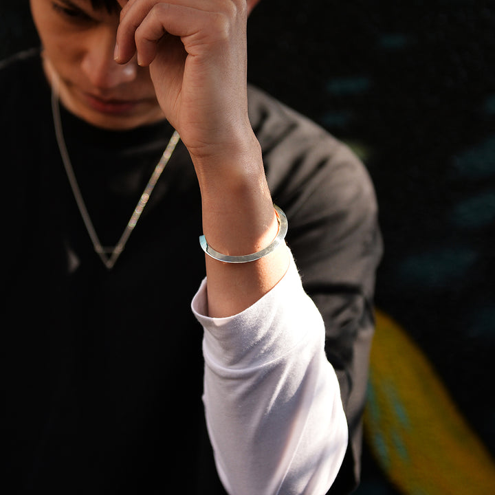 FINE TRIANGLE WIRE BANGLE / FB-001