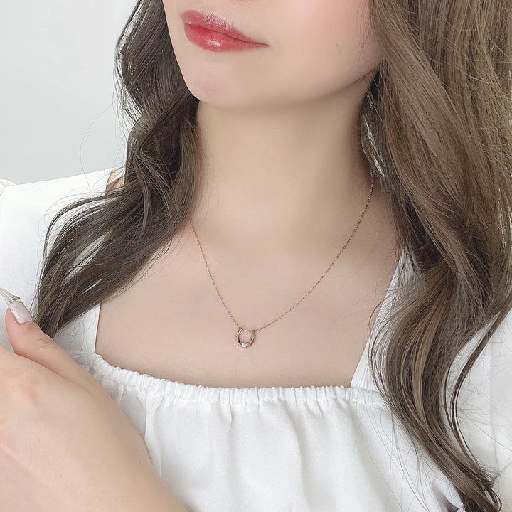 ホースシューネックレス