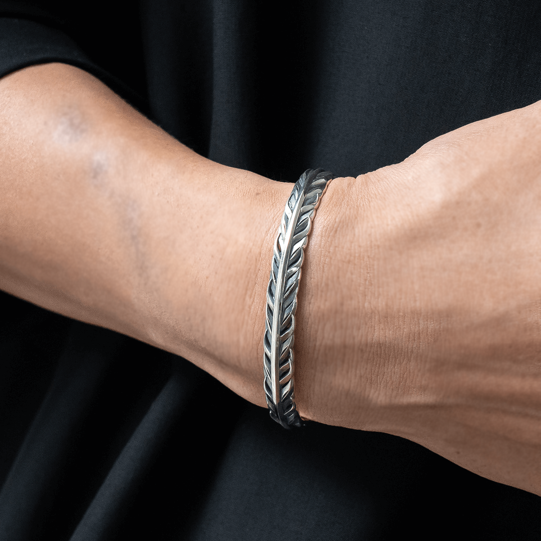 INTELLECTUAL FEATHER BANGLE / XB-008