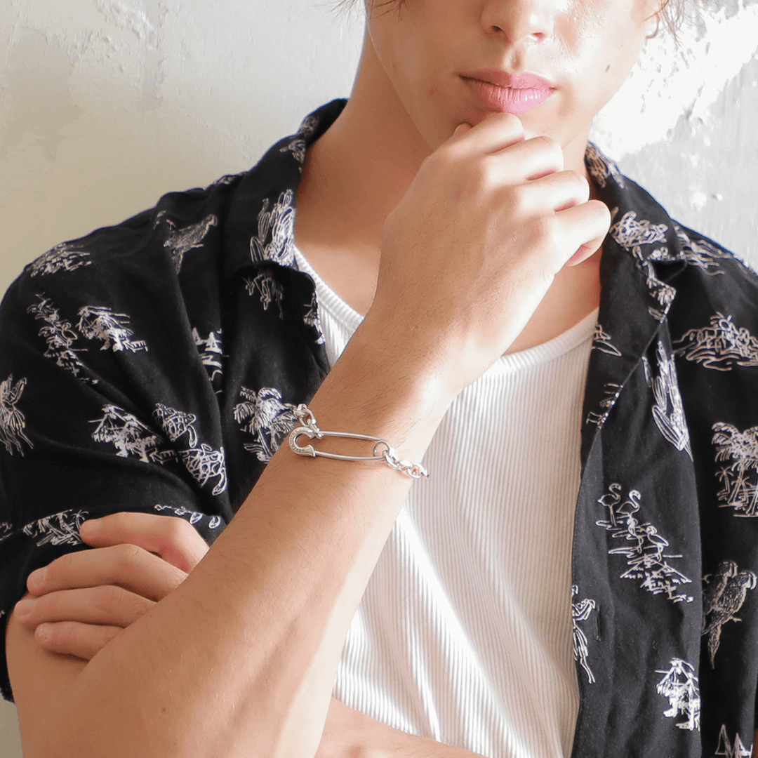 OFF THE WALL NEVER HURT YOU SAFETY PIN BRACELET / XB-039