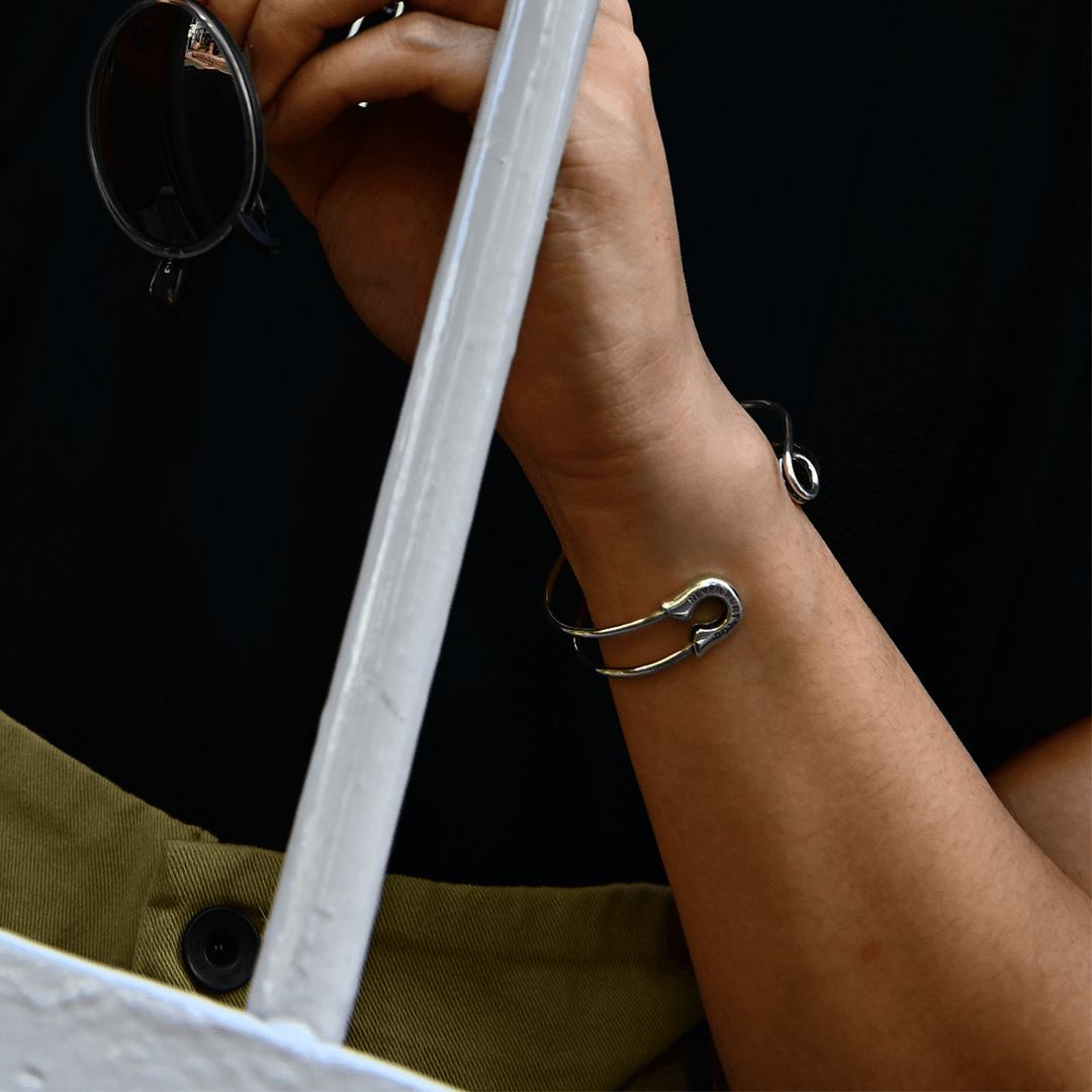 OFF THE WALL NEVER HURT YOU SAFETY PIN BANGLE / XB-041