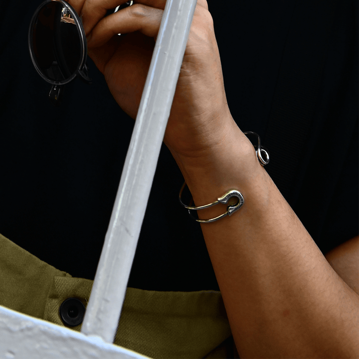 OFF THE WALL NEVER HURT YOU SAFETY PIN BANGLE / XB-041