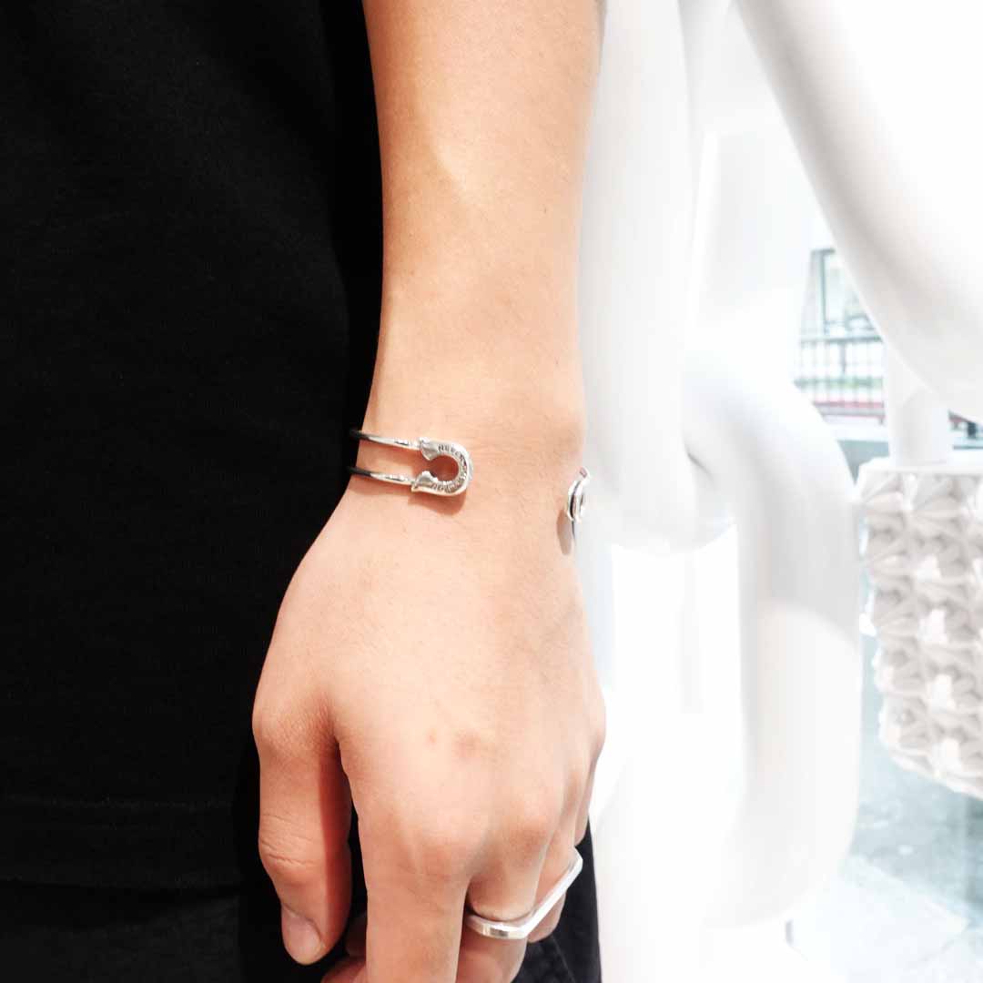 OFF THE WALL NEVER HURT YOU SAFETY PIN BANGLE / XB-041
