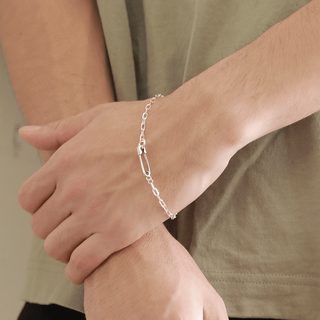 OFF THE WALL NEVER HURT YOU SAFETY PIN MINI BRACELET / XB-046