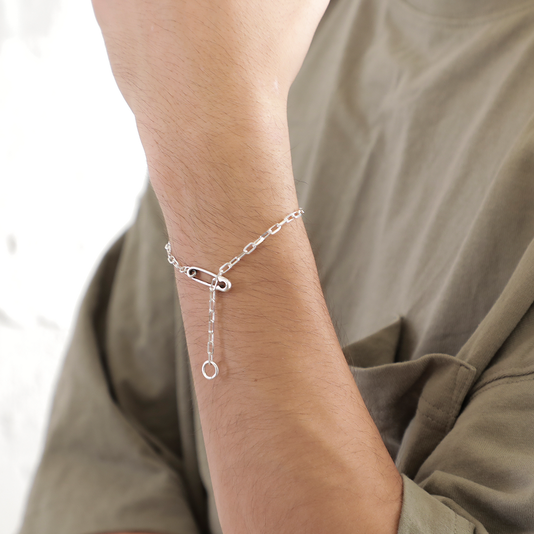 OFF THE WALL NEVER HURT YOU SAFETY PIN MINI BRACELET / XB-046