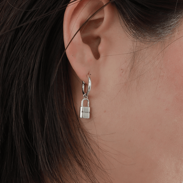 OFF THE WALL ROMANCE PADLOCK HOOP POST PIERCE(片耳用) / XE-021