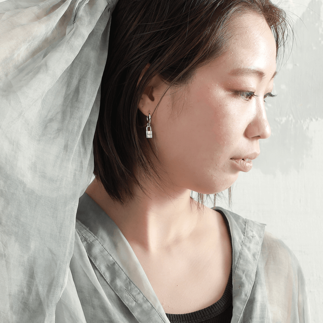 OFF THE WALL ROMANCE PADLOCK HOOP POST PIERCE(片耳用) / XE-021