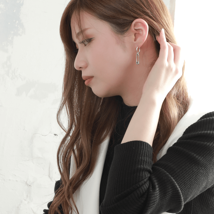 OFF THE WALL NEVER HURT YOU SAFETY PIN HOOP POST PIERCE(片耳用) / XE-022