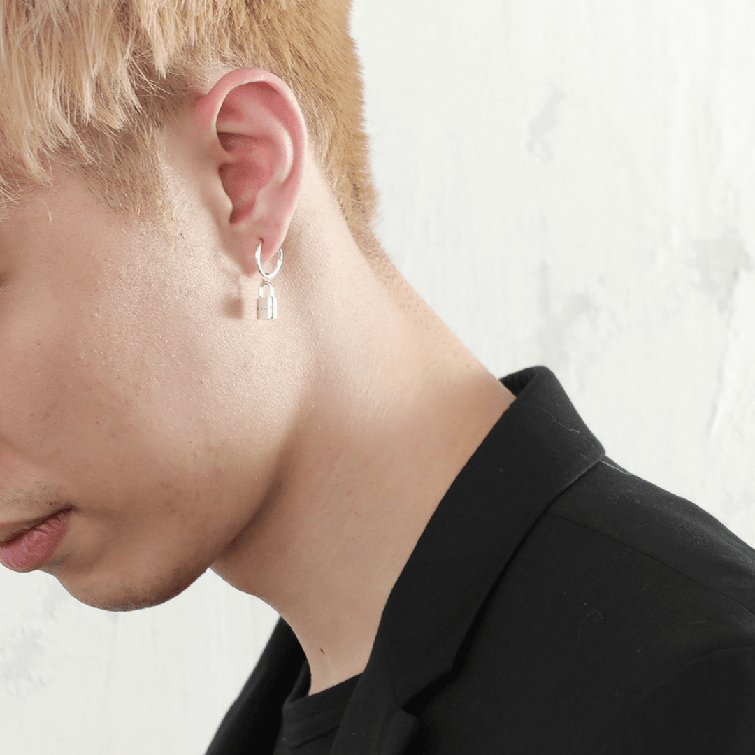 OFF THE WALL ROMANCE PADLOCK HOOP PIERCE (for one ear) / XE-024