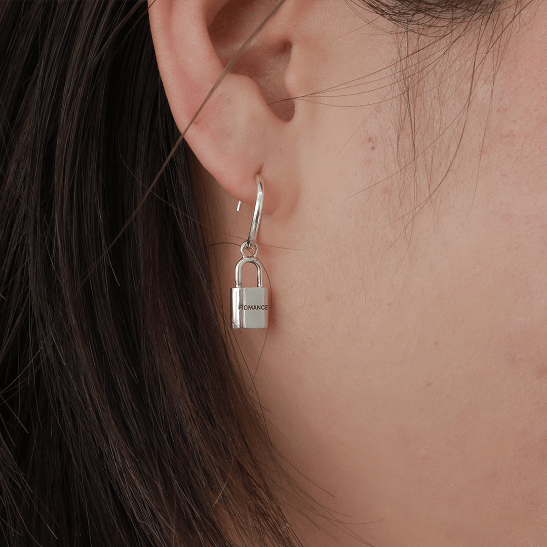 OFF THE WALL ROMANCE PADLOCK HOOP PIERCE (for one ear) / XE-024