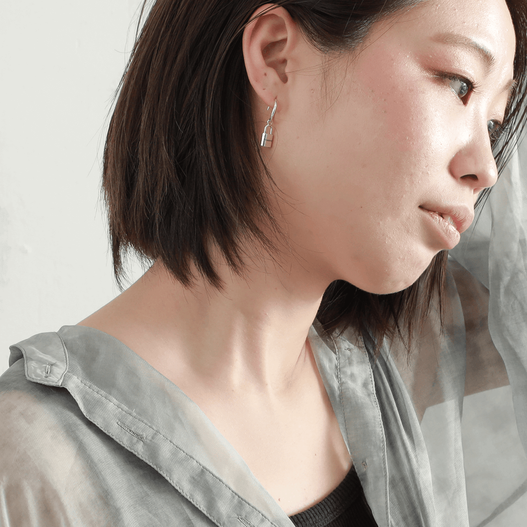 OFF THE WALL ROMANCE PADLOCK HOOP PIERCE (for one ear) / XE-024