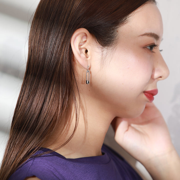OFF THE WALL NEVER HURT YOU SAFETY PIN HOOP PIERCE(片耳用) / XE-025