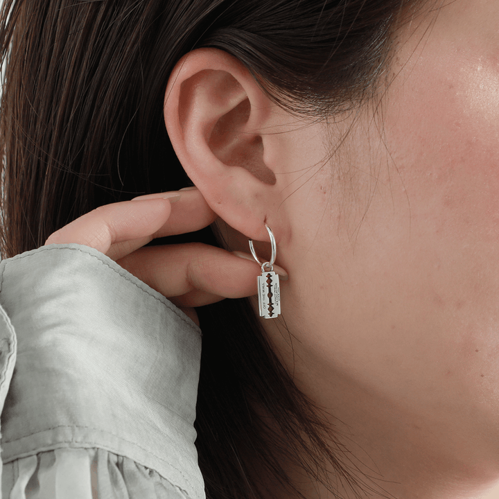 OFF THE WALL RAZOR HOOP PIERCE (for one ear) / XE-026