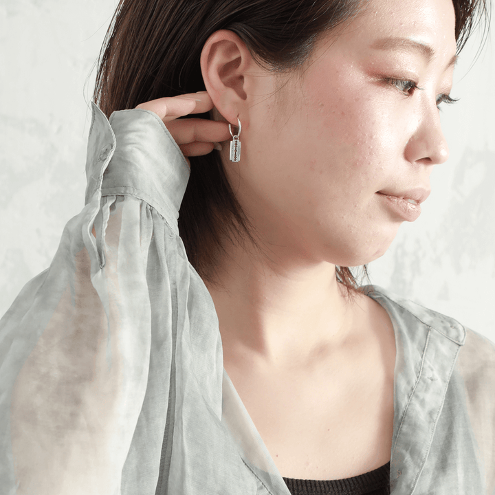 OFF THE WALL RAZOR HOOP PIERCE (for one ear) / XE-026