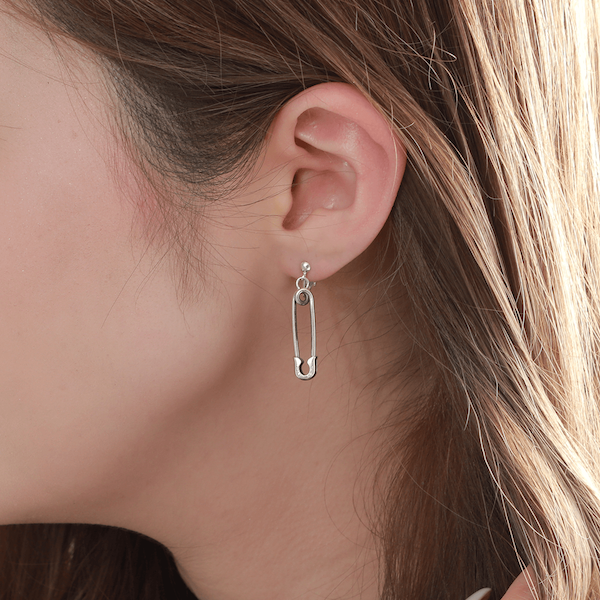 OFF THE WALL NEVER HURT YOU SAFETY PIN EARRING(片耳用)