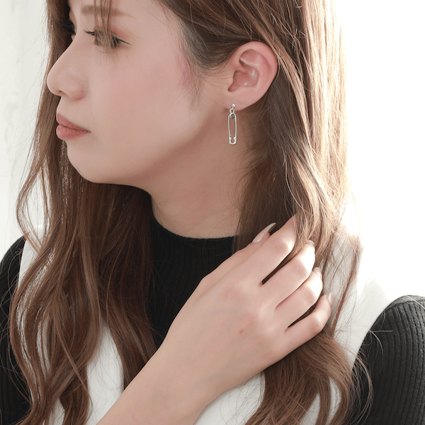 OFF THE WALL NEVER HURT YOU SAFETY PIN EARRING(片耳用)