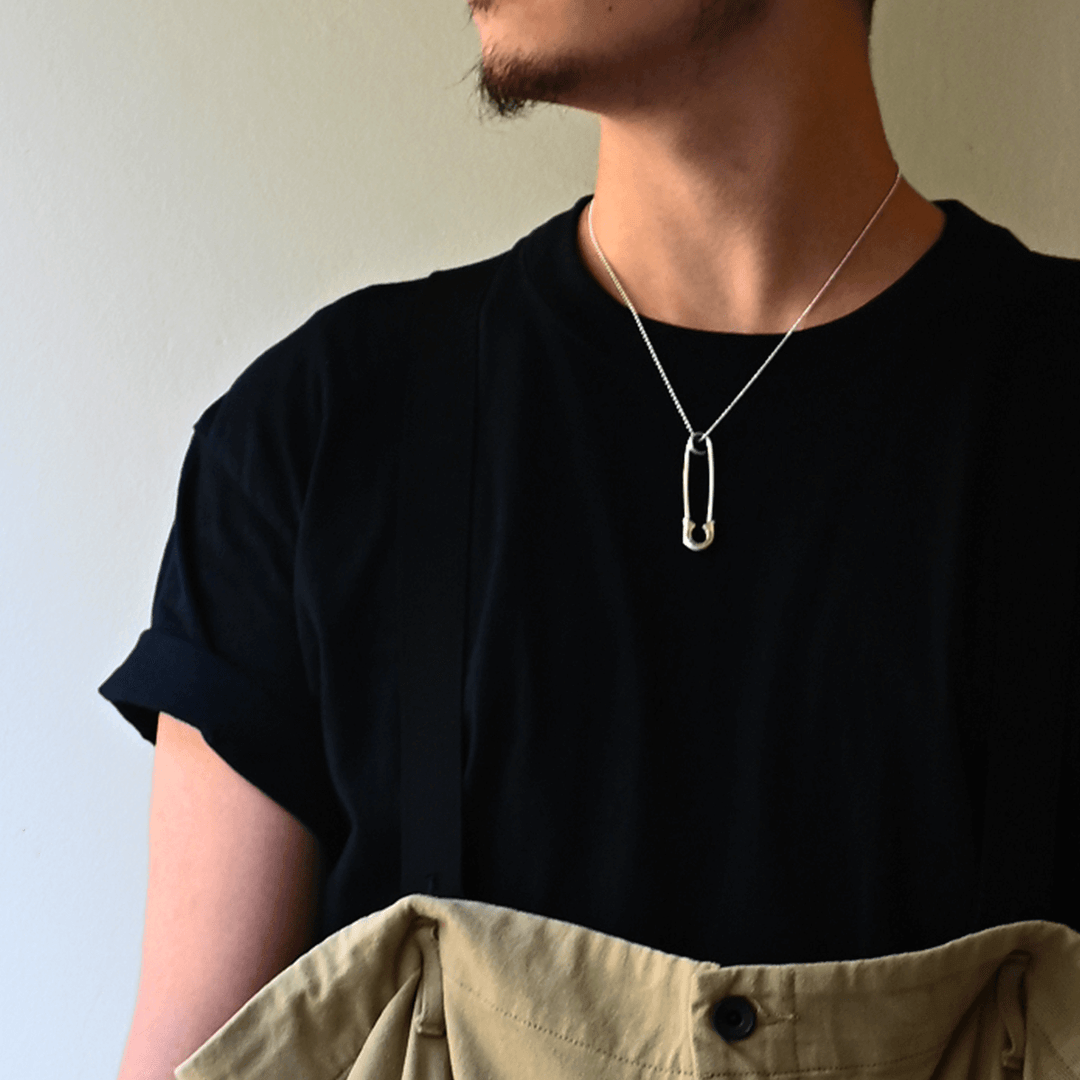 OFF THE WALL NEVER HURT YOU SAFETY PIN PENDANT / XP-154 – BLESS