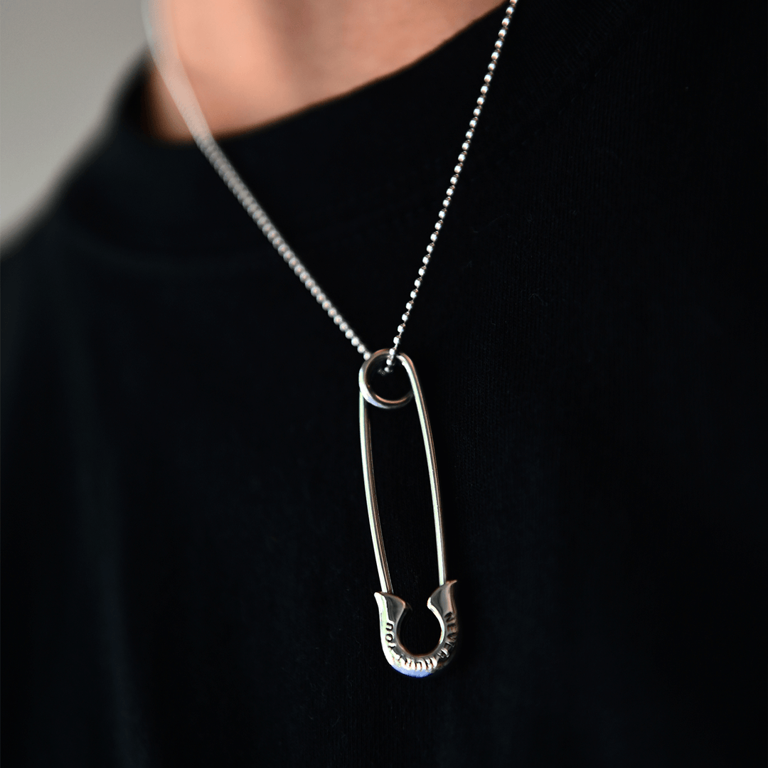 OFF THE WALL NEVER HURT YOU SAFETY PIN PENDANT / XP-154 – BLESS