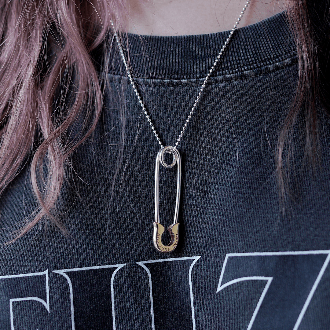 OFF THE WALL NEVER HURT YOU SAFETY PIN PENDANT K10YG COMBI / XP-173