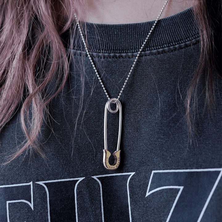 OFF THE WALL NEVER HURT YOU SAFETY PIN PENDANT K10YG COMBI / XP-173