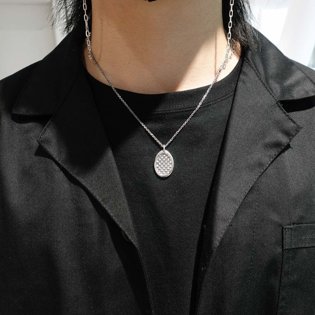 TRIPLE X SEAL PENDANT M