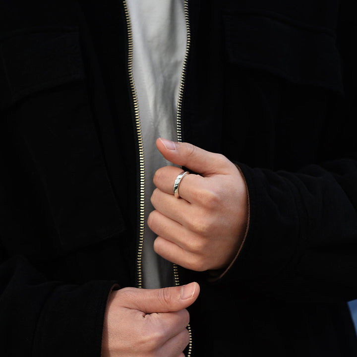 FINE TWIST FREE RING