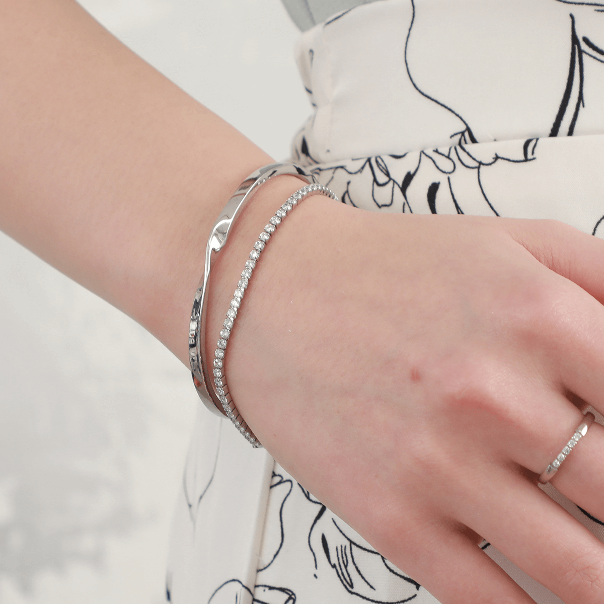 S.O.S. シルバー ツイスト編み バングル gunda S.O.S. シルバー