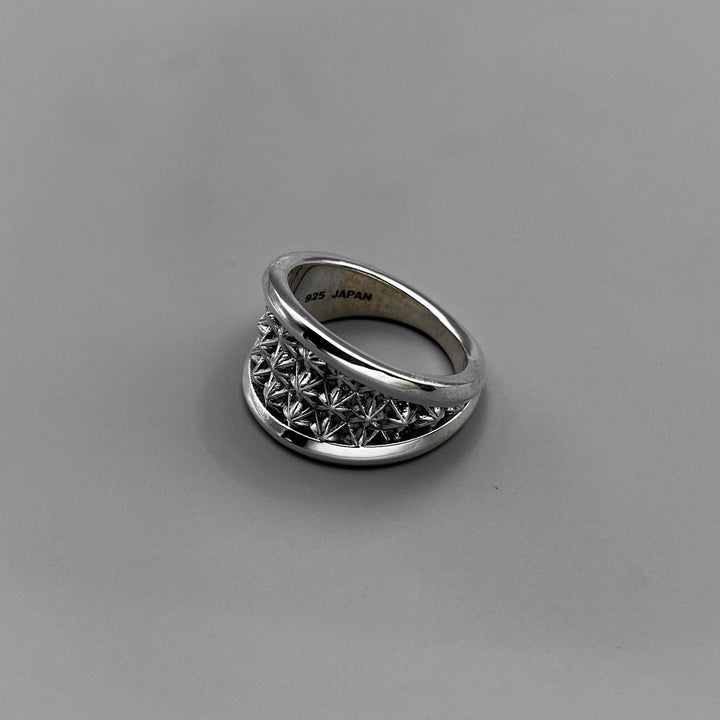 TRIPLE X STUDS V BAND RING