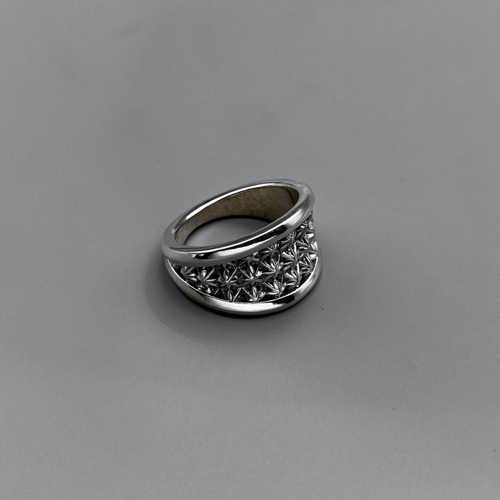 TRIPLE X STUDS V BAND RING