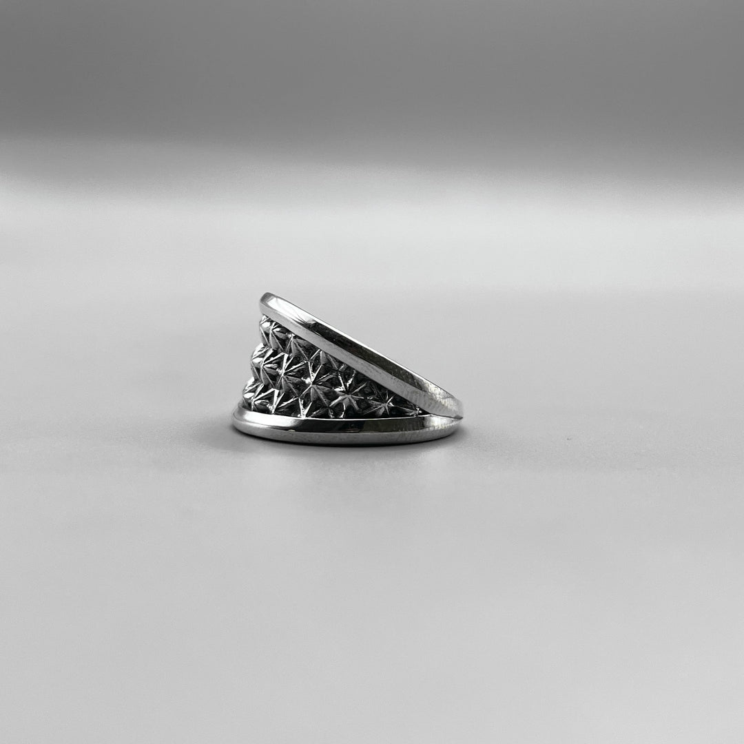 TRIPLE X STUDS V BAND RING